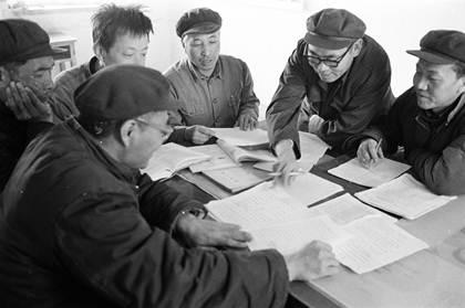 1978年3月,钻井教研室教师在编写教材