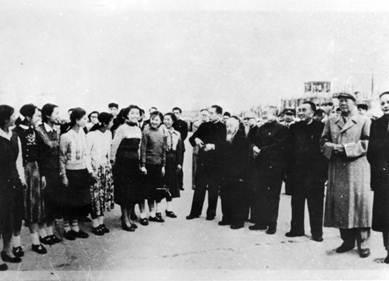 1956年10月,石油钻采系学生与党和国家领导人合影